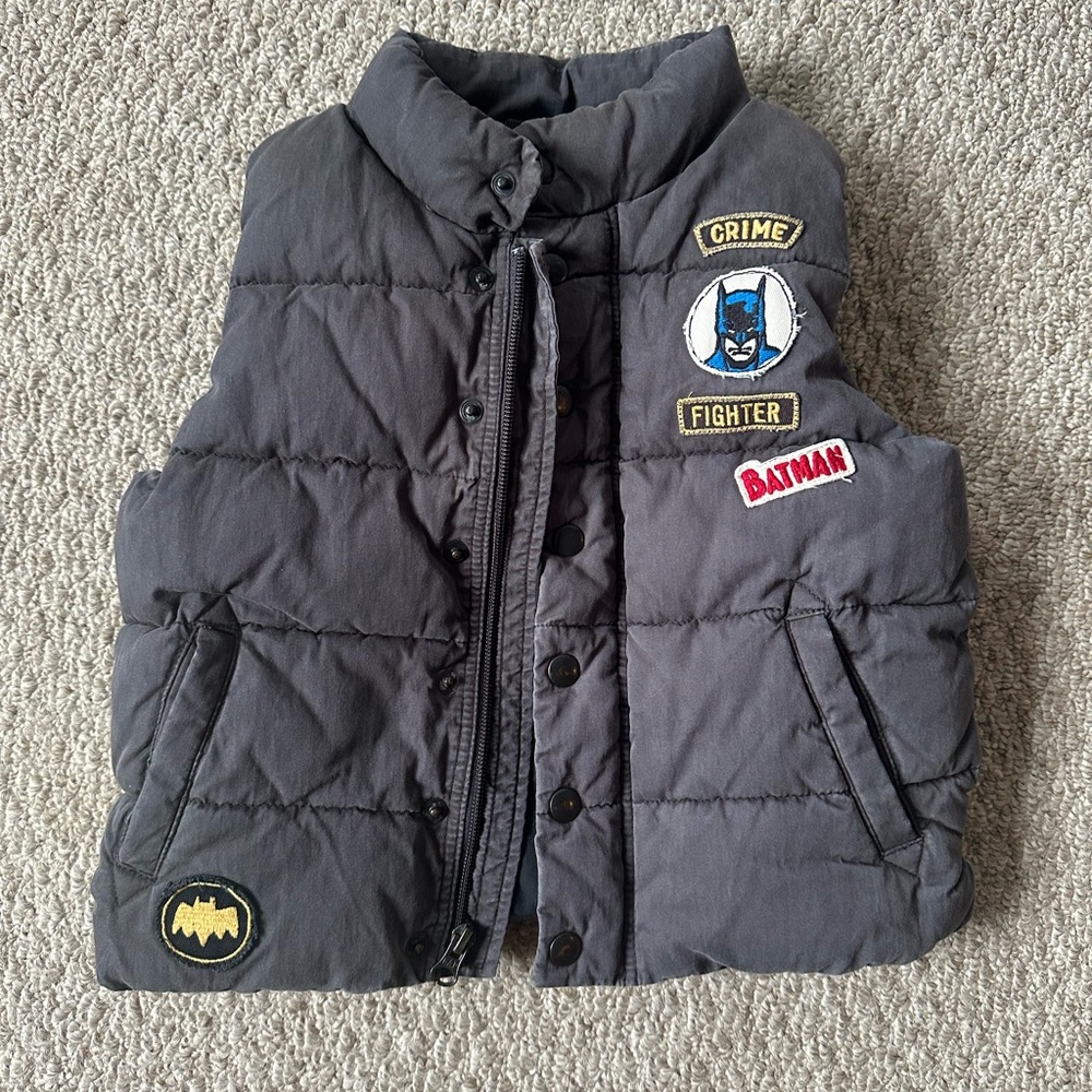 GapKids Batman Puffer Vest in dark gray, size 3